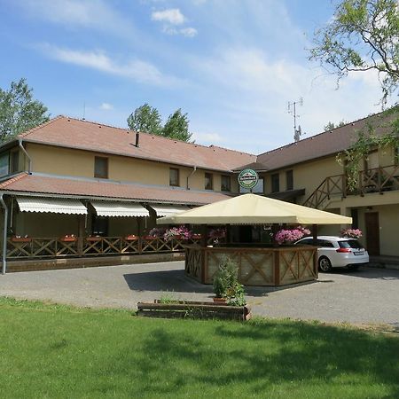Guest House Meat Heads Pub Komarno Luaran gambar