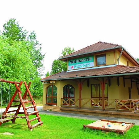 Guest House Meat Heads Pub Komarno Luaran gambar