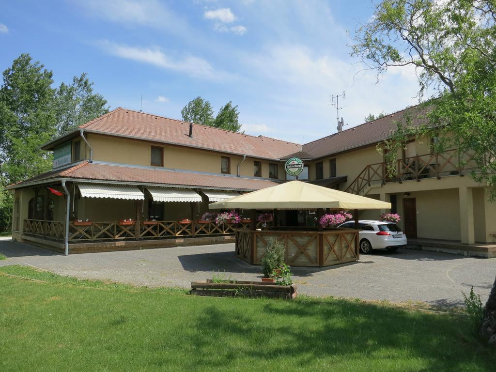 Guest House Meat Heads Pub Komarno Luaran gambar