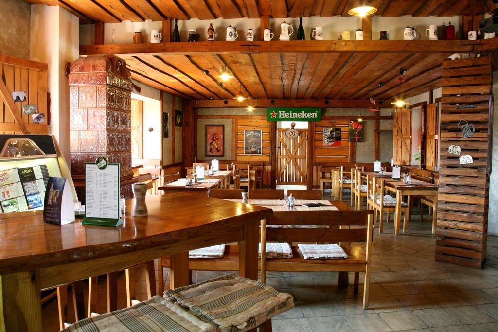 Guest House Meat Heads Pub Komarno Luaran gambar