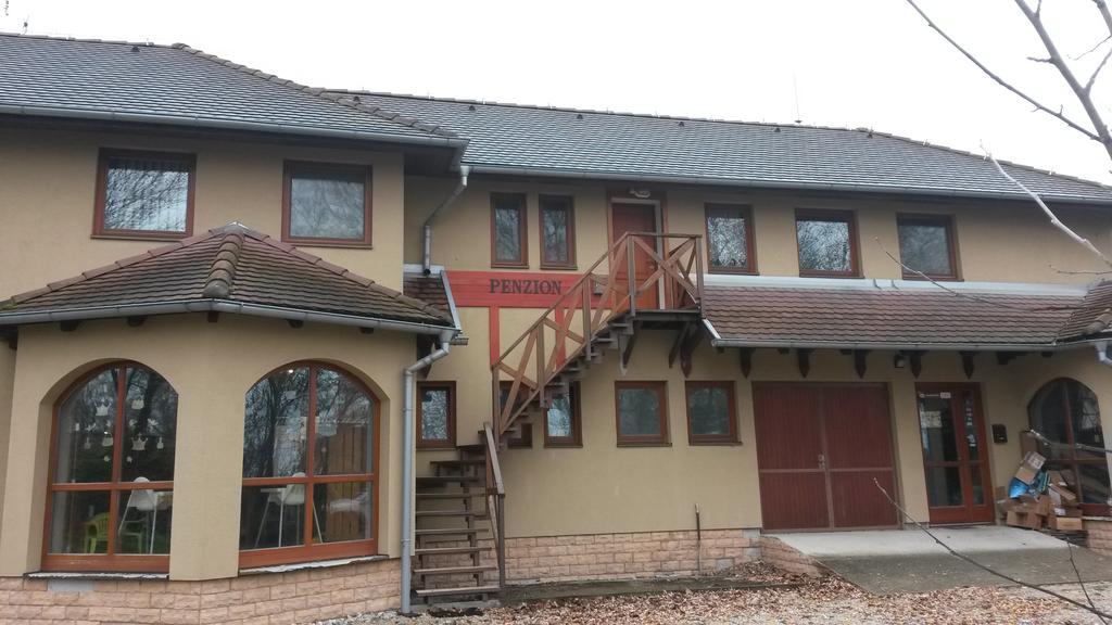 Guest House Meat Heads Pub Komarno Luaran gambar